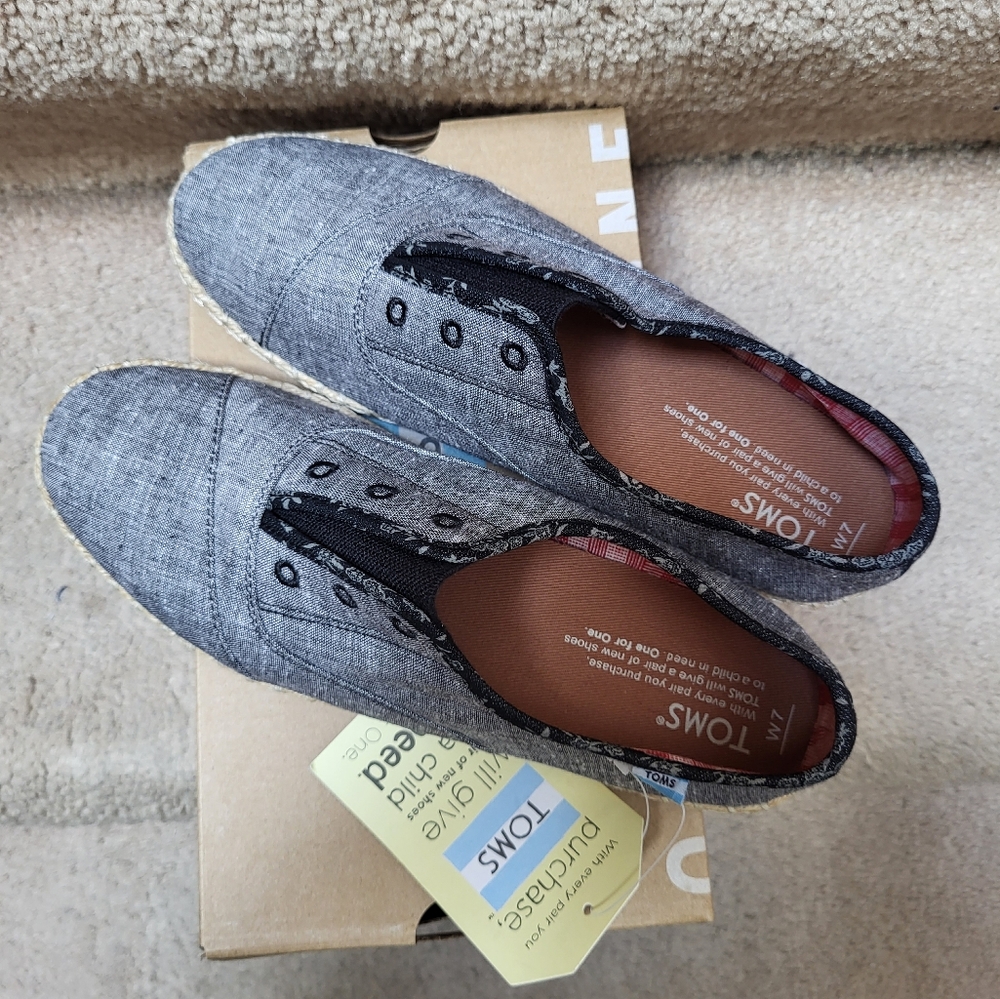 NWT GREY TOMS! SIZE 7!